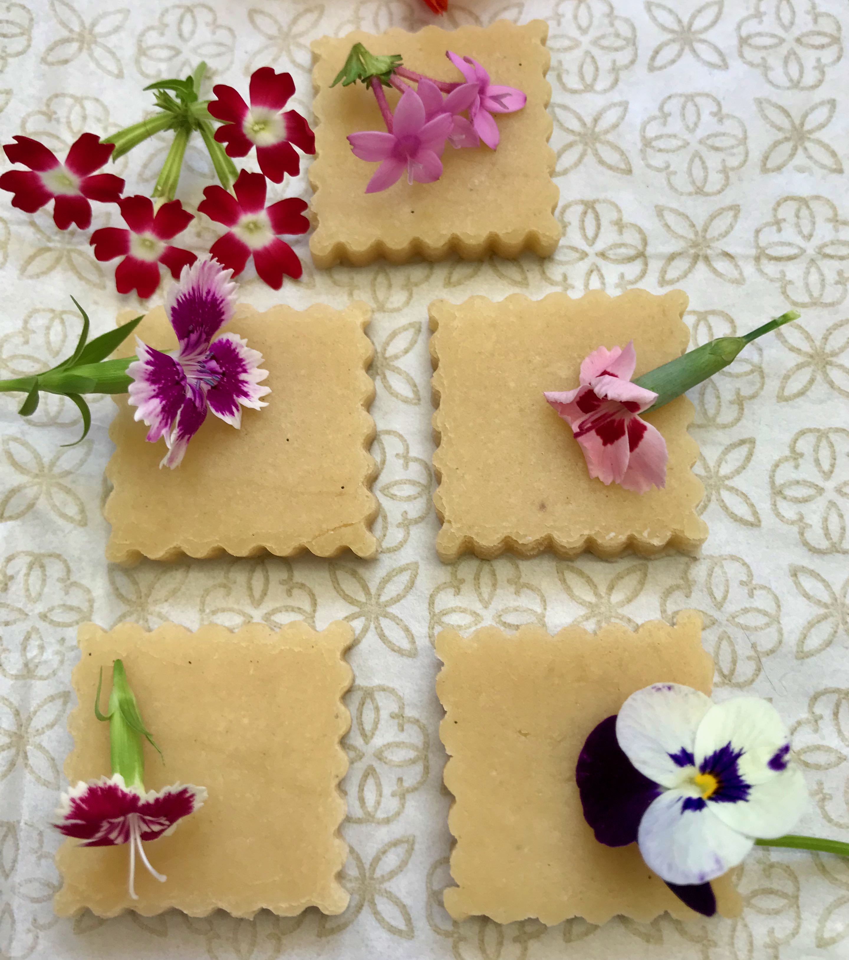 Biscoito decorado com pétalas