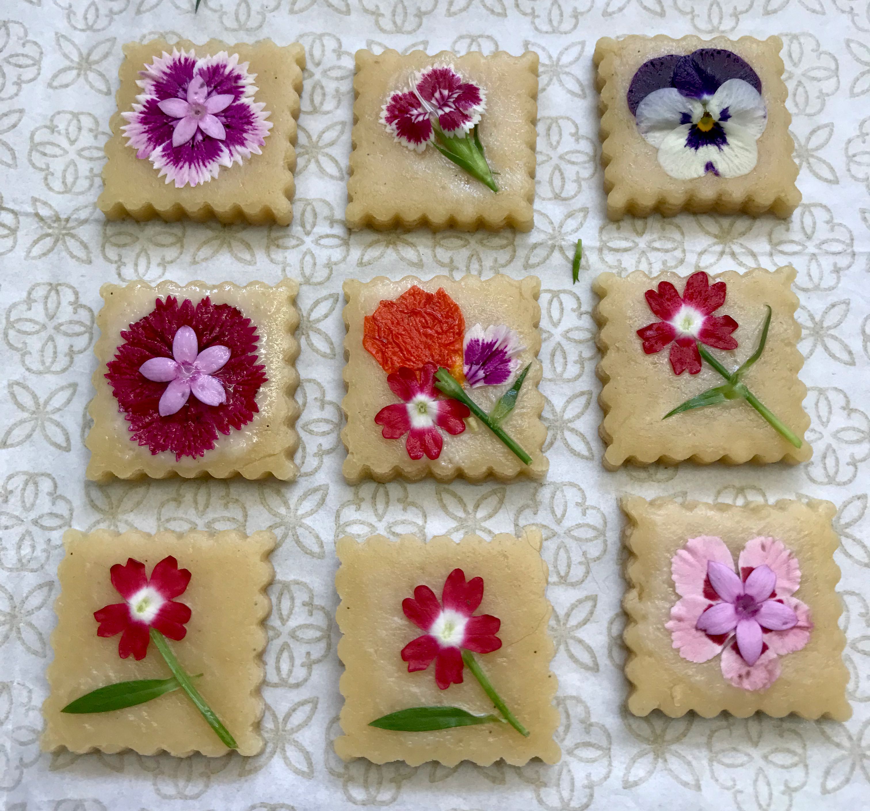 Biscoitos amanteigados decorados com flores comestíveis